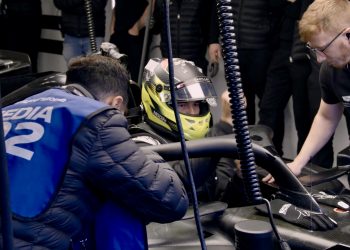 Checo Pérez prueba por primera vez el monoplaza de Cadillac en Silverstone