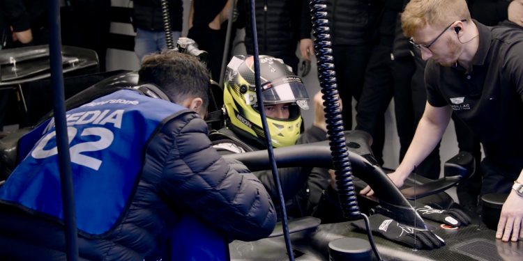 Checo Pérez prueba por primera vez el monoplaza de Cadillac en Silverstone