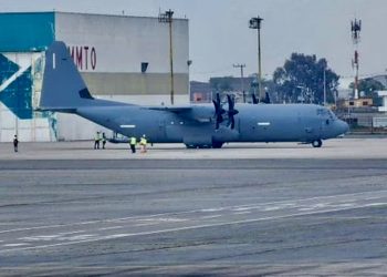 Sheinbaum niega violación a la soberanía por aterrizaje de avión militar de EU en Toluca