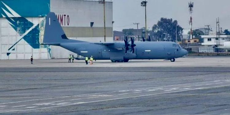 Sheinbaum niega violación a la soberanía por aterrizaje de avión militar de EU en Toluca