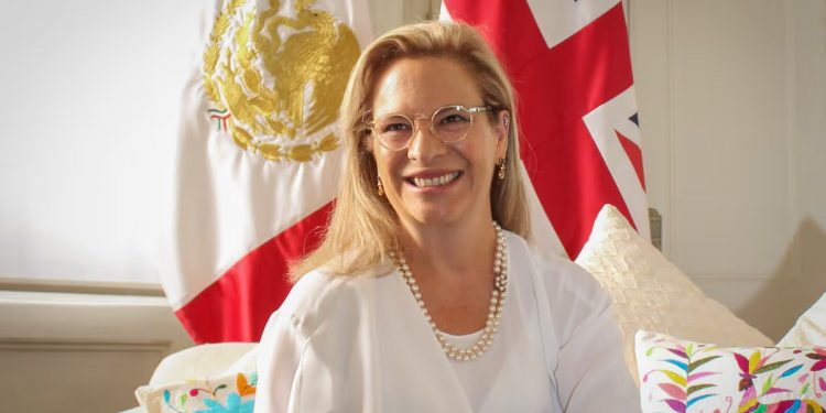 Sheinbaum cierra filas con embajadora en Reino Unido y niega denuncias en su contra