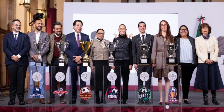Sheinbaum lanza el Mundial Social México 2026: 74 copas para llevar el futbol a todo el país