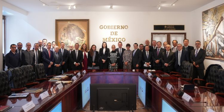 Sheinbaum se reúne con Banxico y la ABM para revisar perspectivas económicas rumbo a 2026