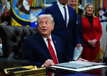 Trump declara emergencia nacional y amenaza con aranceles a países que suministren petróleo a Cuba