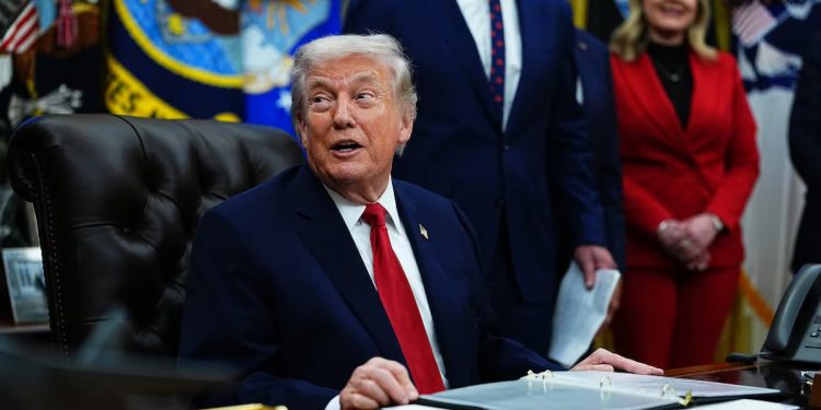 Trump declara emergencia nacional y amenaza con aranceles a países que suministren petróleo a Cuba