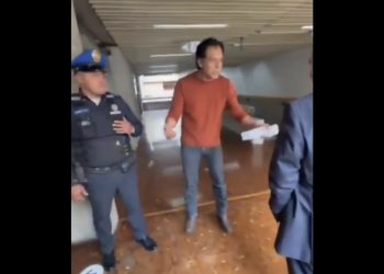 Destituyen a Marx Arriaga de la SEP; permanece horas en su oficina y sale escoltado