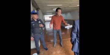 Destituyen a Marx Arriaga de la SEP; permanece horas en su oficina y sale escoltado