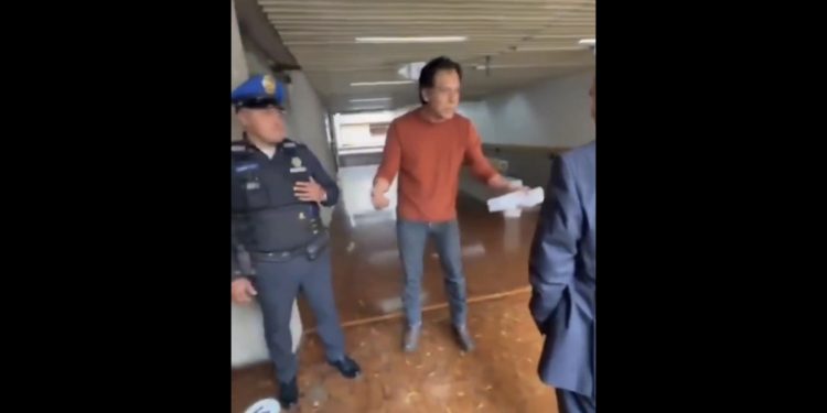 Destituyen a Marx Arriaga de la SEP; permanece horas en su oficina y sale escoltado