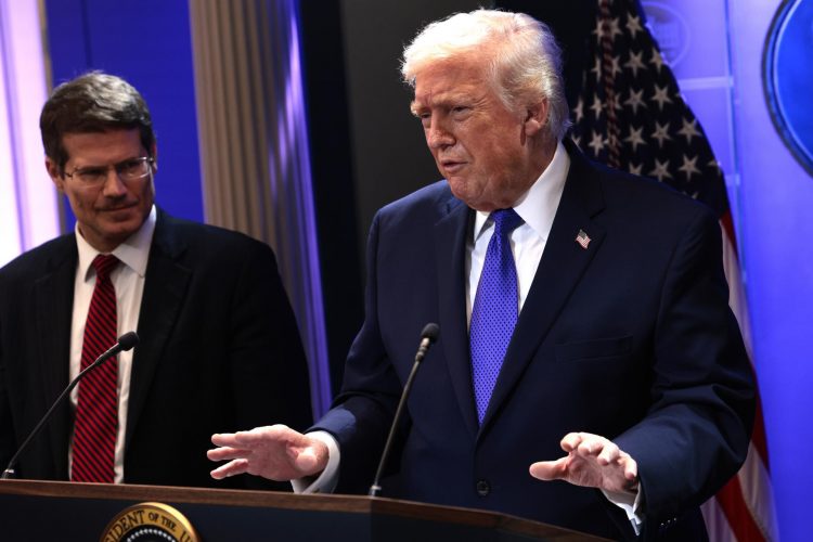 Trump anuncia arancel global del 10% tras fallo del Tribunal Supremo