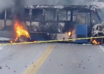 Alerta de EU por bloqueos y violencia en cinco estados tras caída de “El Mencho”