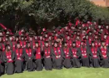 Colapsa grada durante foto de graduación en la Ibero; 33 personas reciben atención médica