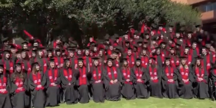 Colapsa grada durante foto de graduación en la Ibero; 33 personas reciben atención médica