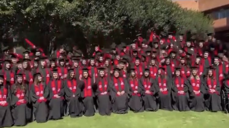 Colapsa grada durante foto de graduación en la Ibero; 33 personas reciben atención médica