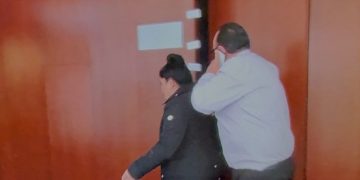 Encerrada tras los sellos: retienen a estilista en salón de belleza del Senado