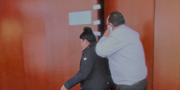 Encerrada tras los sellos: retienen a estilista en salón de belleza del Senado