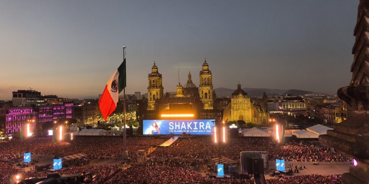 Más de 400 mil asistentes colman el Zócalo para ver a Shakira