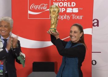 Levanta Sheinbaum la Copa Mundial a 100 días del inicio del torneo