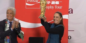 Levanta Sheinbaum la Copa Mundial a 100 días del inicio del torneo