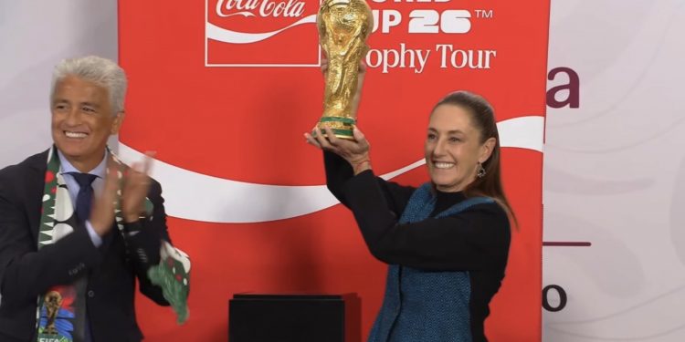 Levanta Sheinbaum la Copa Mundial a 100 días del inicio del torneo