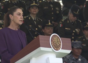 “Mujeres, tejedoras de la patria”: Sheinbaum reconoce a militares en el 8M