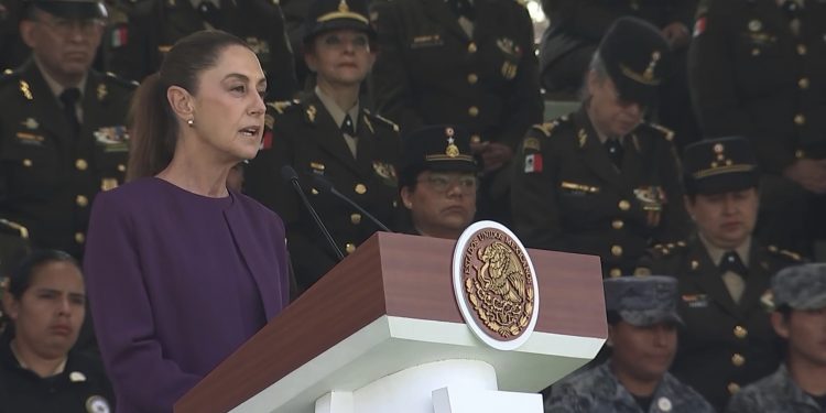 “Mujeres, tejedoras de la patria”: Sheinbaum reconoce a militares en el 8M