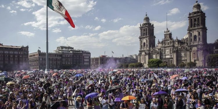 Miles de mujeres marchan en CDMX este 8M para exigir justicia y una vida libre de violencia