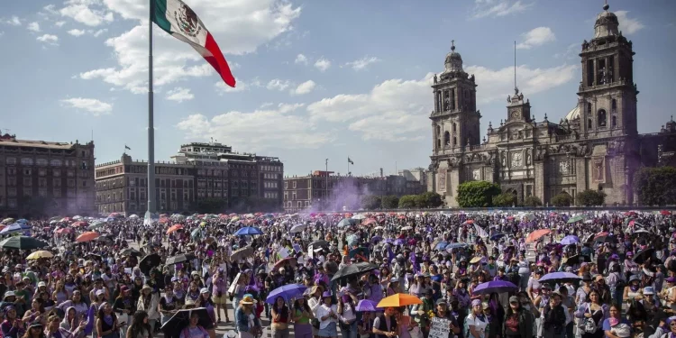 Marchas del 8M fueron mayoritariamente pacíficas; violencia provino de minorías, afirma Sheinbaum