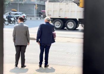 Fuga en taxi: Adán Augusto López evade a la prensa antes de sesión en el Senado