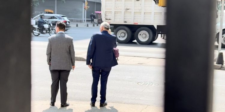 Fuga en taxi: Adán Augusto López evade a la prensa antes de sesión en el Senado