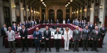 Sheinbaum y gasolineros extienden acuerdo para mantener la Magna debajo de 24 pesos