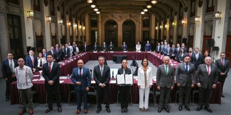 Sheinbaum y gasolineros extienden acuerdo para mantener la Magna debajo de 24 pesos