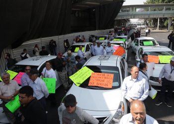 Sheinbaum abre puerta a plataformas en el AICM, pero con reglas para proteger a taxistas
