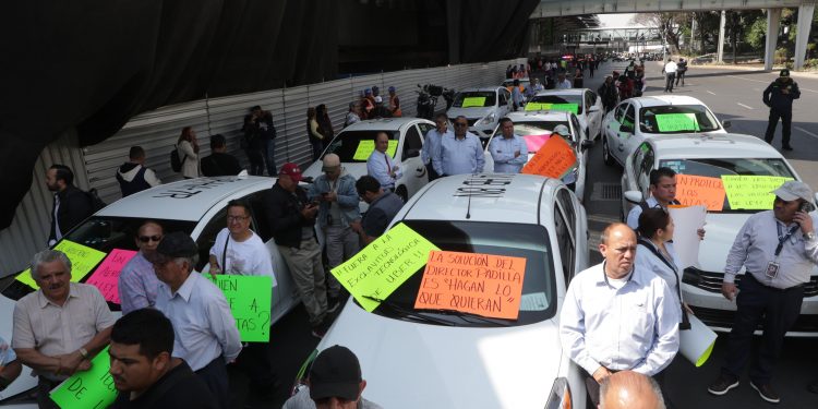 Sheinbaum abre puerta a plataformas en el AICM, pero con reglas para proteger a taxistas
