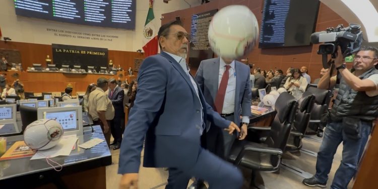Cuando la política se vuelve juego: Salgado y Monreal hacen goles en el pleno