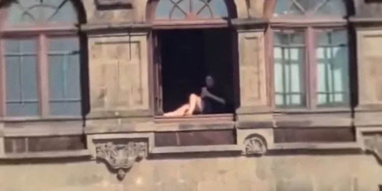 Persona asoleándose en ventana de Palacio Nacional sí existió: Claudia Sheinbaum confirma el caso y aplica sanción