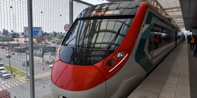 Tren al AIFA se retrasa por certificación; Sheinbaum presume aeropuerto “autosustentable” y en expansión