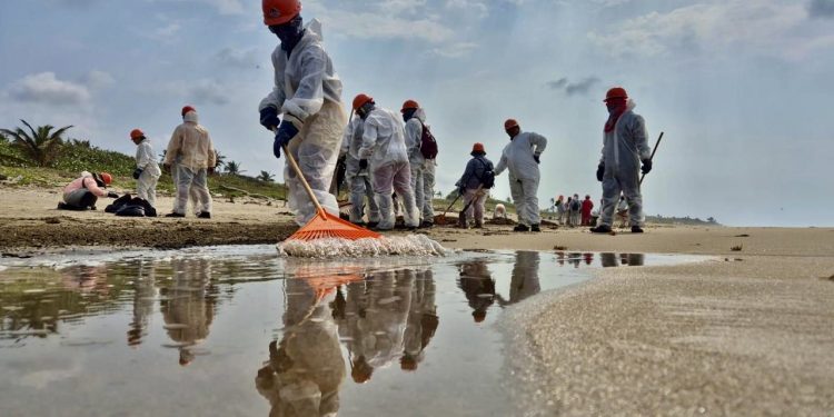 Derrame en el Golfo: Sheinbaum convoca reunión clave con grupo interinstitucional y apunta a “chapopoteras” como principal causa