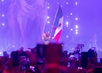 Más de 400 mil asistentes colman el Zócalo para ver a Shakira