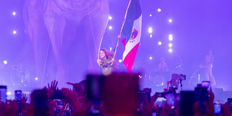 Más de 400 mil asistentes colman el Zócalo para ver a Shakira