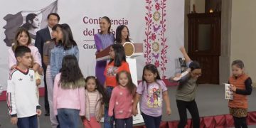 “Yo quería ser maestra”: Claudia Sheinbaum comparte sueños de infancia con niñas y niños
