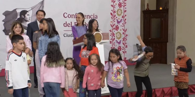 “Yo quería ser maestra”: Claudia Sheinbaum comparte sueños de infancia con niñas y niños
