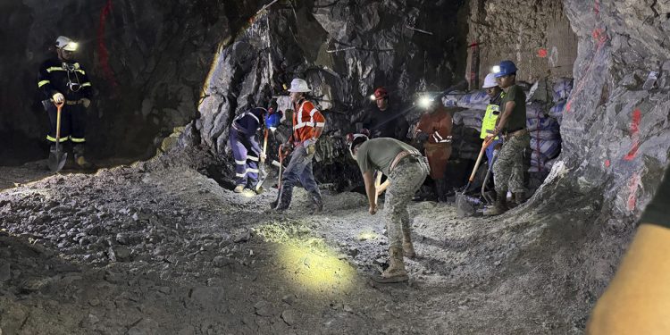 Sheinbaum confirma: hallan con vida a minero en Santa Fe, pero otro falleció