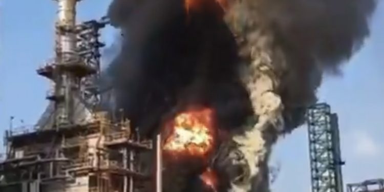 Sheinbaum: incendio en Dos Bocas está controlado y sin lesionados