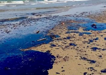 Fuga en oleoducto causó derrame en el Golfo de México; Pemex cesa a tres funcionarios