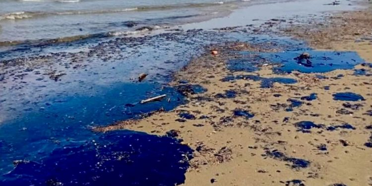 Fuga en oleoducto causó derrame en el Golfo de México; Pemex cesa a tres funcionarios