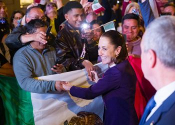 Entre aplausos y banderas, Sheinbaum aterriza en Barcelona con mensaje de paz