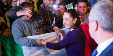 Entre aplausos y banderas, Sheinbaum aterriza en Barcelona con mensaje de paz