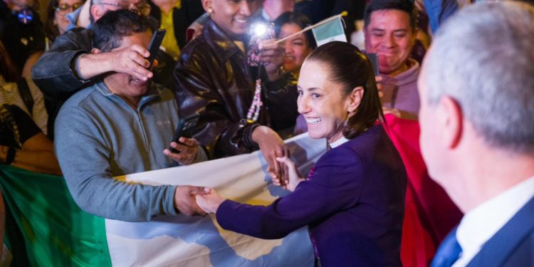 Entre aplausos y banderas, Sheinbaum aterriza en Barcelona con mensaje de paz