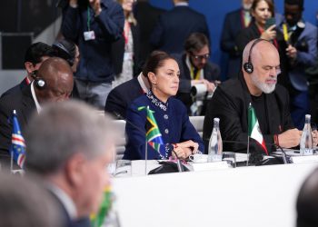 Sheinbaum reivindica democracia con justicia social y propone redirigir gasto militar global hacia la paz