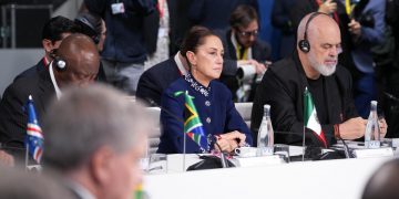 Sheinbaum reivindica democracia con justicia social y propone redirigir gasto militar global hacia la paz